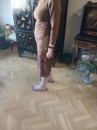 Falda de diseño marrón y multicolor