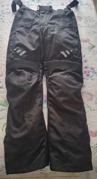 Chaqueta, pantalón y botas de moto