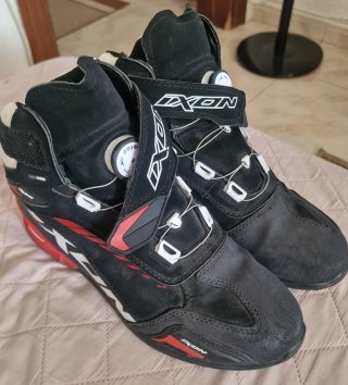 Chaqueta, pantalón y botas de moto
