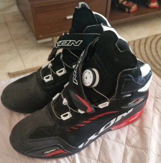Chaqueta, pantalón y botas de moto