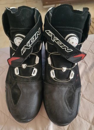 Chaqueta, pantalón y botas de moto