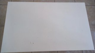 Mesa de centro blanca funcional pero   deteriorada