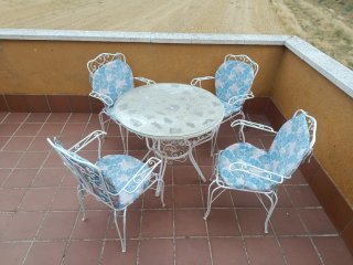 Juego de mesa y 4 sillas de diseño