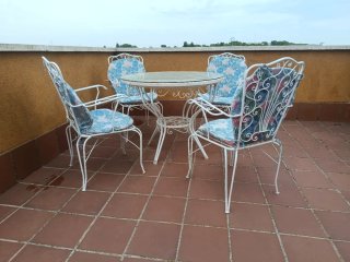 Juego de mesa y 4 sillas de diseño