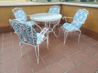 Juego de mesa y 4 sillas de diseño