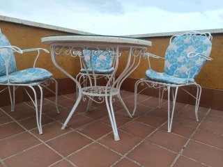 Juego de mesa y 4 sillas de diseño