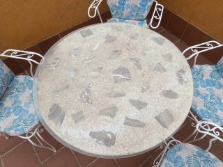 Juego de mesa y 4 sillas de diseño