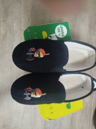 Zapatillas negras con logo pirata número 28