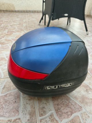 Maletero y Casco Moto Negro