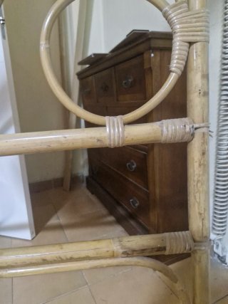 Cabecero antiguo de bambú y ratán