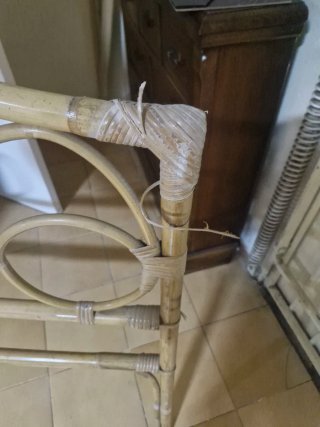 Cabecero antiguo de bambú y ratán