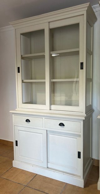 Alacena de madera blanca con puertas
