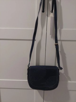 Bolso bandolera charol azul Desigual