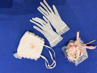 Vestido de comunión blanco con lazos rosas