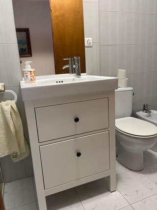 Mueble de baño con lavabo y grifo