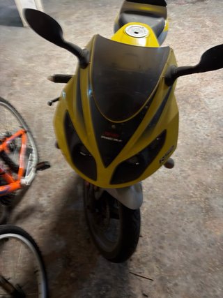 Moto Deportiva RS2 Amarilla y Plateada