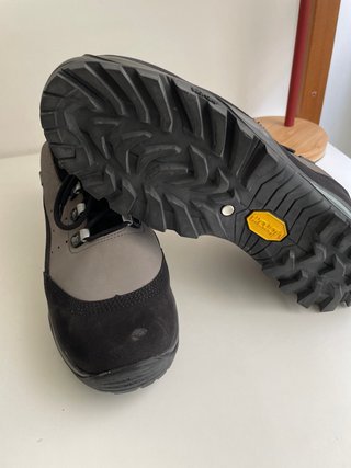 Zapatos de senderismo grises y negros