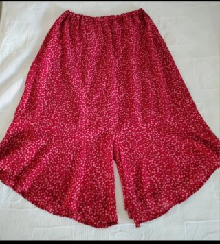 Vaporosa falda con aberturas