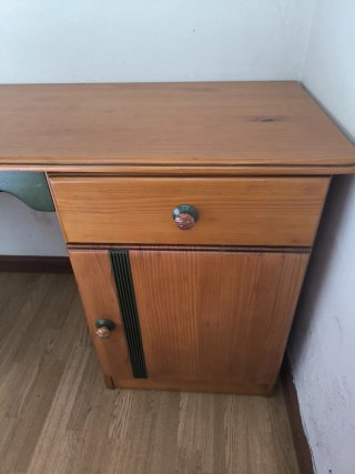 Escritorio madera con detalles verdes