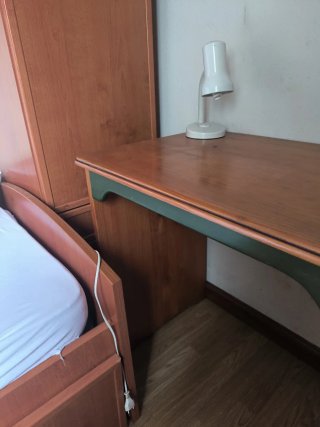 Escritorio madera con detalles verdes