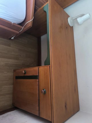 Escritorio madera con detalles verdes
