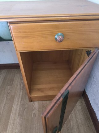 Escritorio madera con detalles verdes