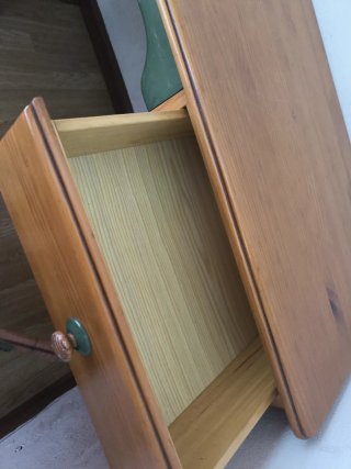 Escritorio madera con detalles verdes