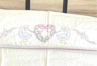 Colcha bordada a mano . Para cama de 1.35