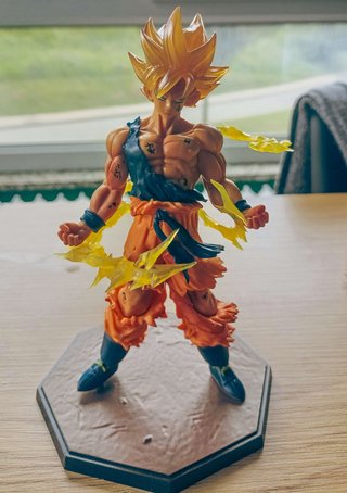 Goku Super Saiyan - Battle Damage (16cm) + Effetti