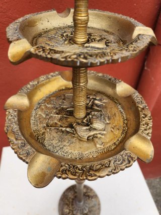 Cenicero de pie de bronce