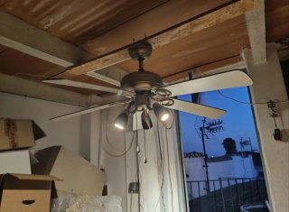 Ventilador de techo plateado con luces