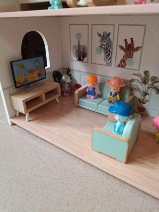 Casita de muñecas de madera