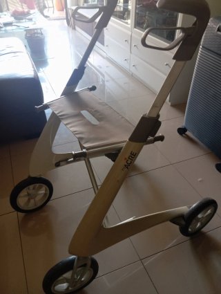 Andador plegable con asiento