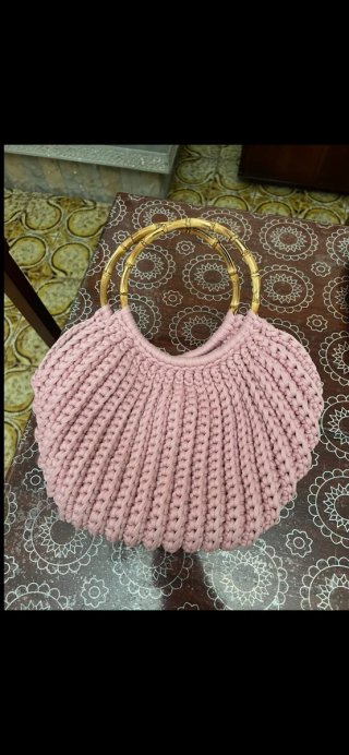 Borsa rosa fatta a mano con manici in bambù