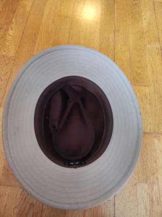 Sombrero beige y marrón