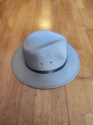 Sombrero beige y marrón