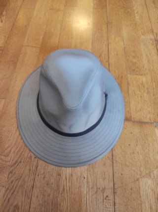 Sombrero beige y marrón