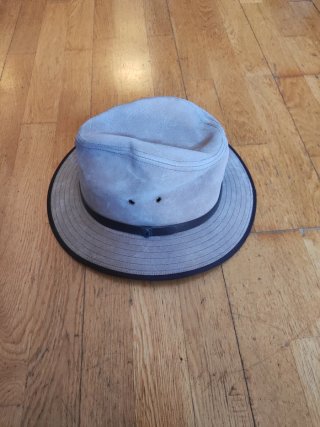 Sombrero beige y marrón