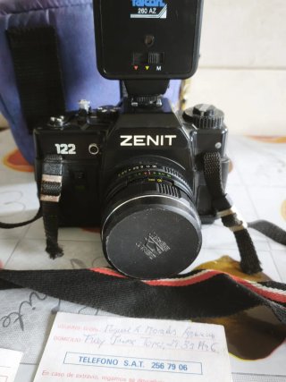 Cámara Zenit 122 con flash Falcon