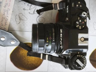 Cámara Zenit 122 con flash Falcon