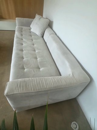 Sofá de tela gris piedra