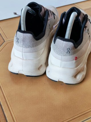 Zapatillas On Running beige y rosa