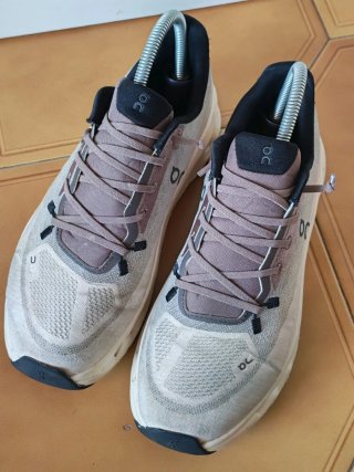Zapatillas On Running beige y rosa