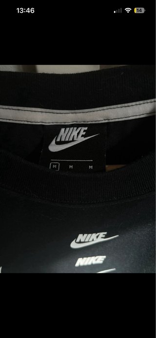 T-shirt Nike nera con logo Swoosh
