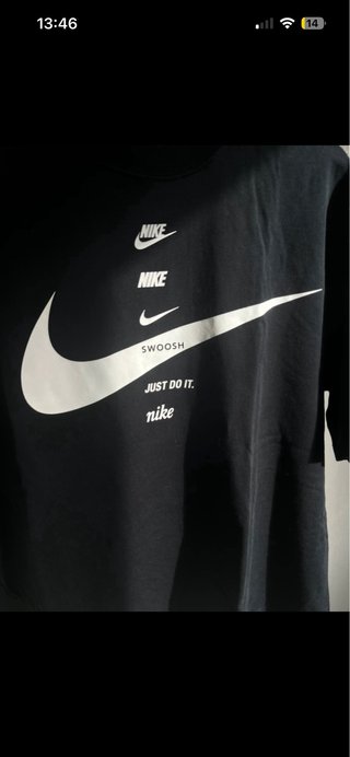 T-shirt Nike nera con logo Swoosh