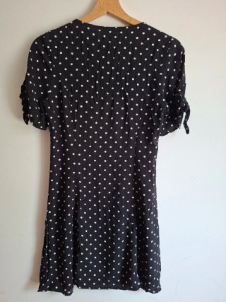 Vestido de topos blancos