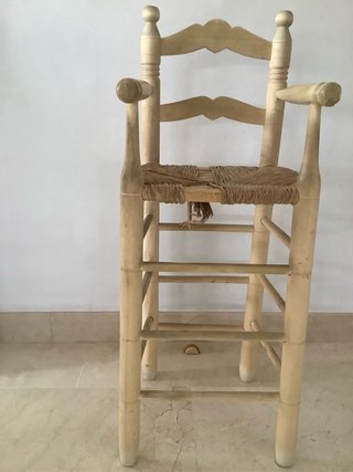 Trona de madera y asiento de enea
