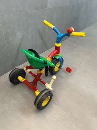 Triciclo a pedales infantil