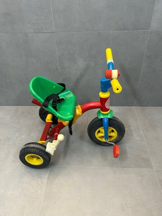 Triciclo a pedales infantil