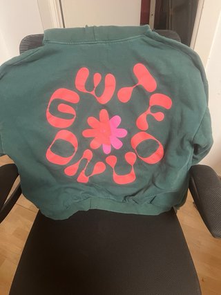 Sudadera verde con detalle floral rosa